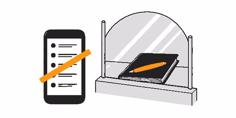 Ein Smartphone mit gesperrtem Kontoauszug, dahinter ein geschlossenes Kassenbuch mit Stift ausser Reichweite.